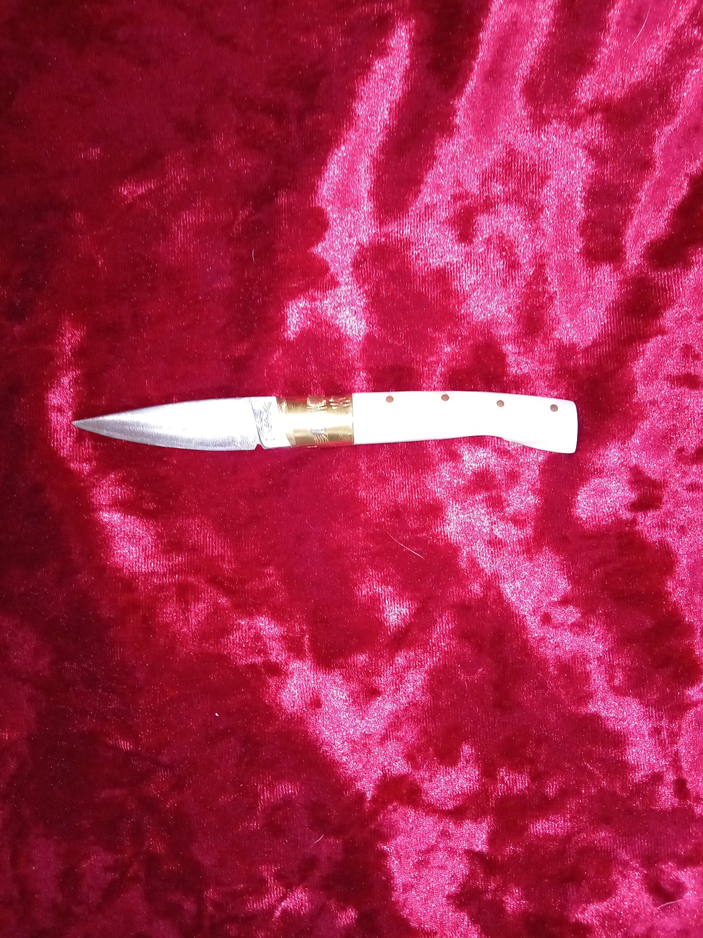 Coltello  pattadese con anima lama 6 CM  impugnatura in kirinite bianco perla e verde.