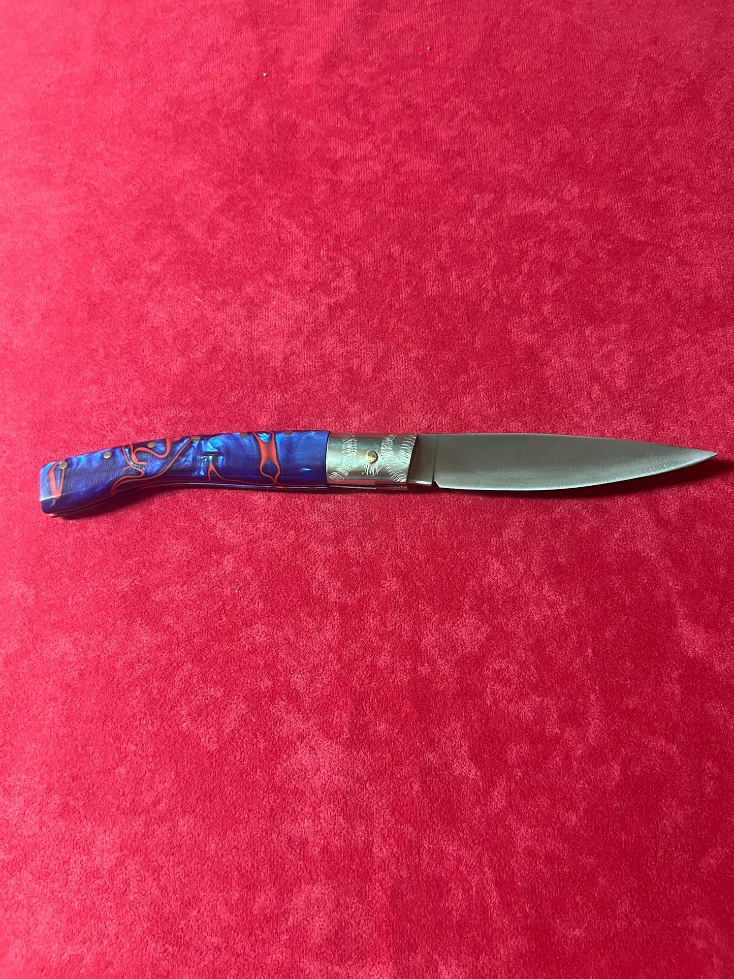 Coltello  pattadese con anima lama 8,5 CM  impugnatura in kirinite blu e rosso