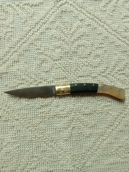 Coltello  pattedese con anima, lama 11 CM impugnatura in corno di montone bicolore