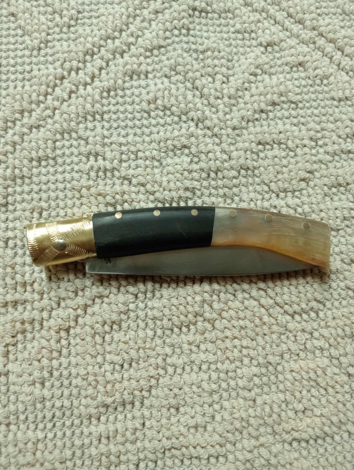 Coltello  pattedese con anima, lama 11 CM impugnatura in corno di montone bicolore